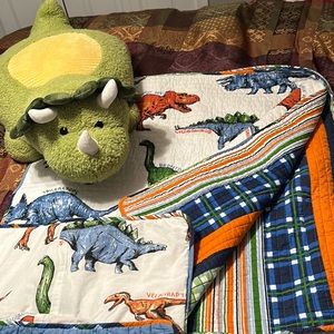 Dinosaur quilt - twin size - like new